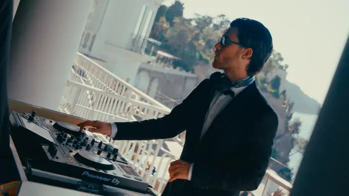 An elegant DJ at a refined wedding in Sorrento | Mikevents
