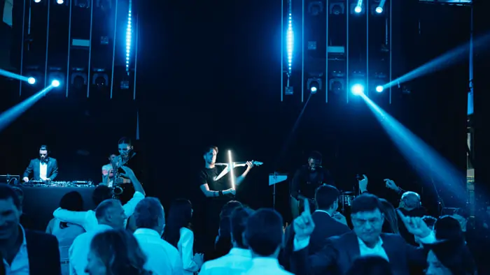 A live music performance during a corporate event | Mikevents