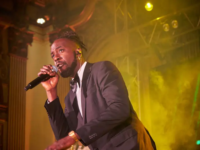 A soul singer performs at a corporate convention | Mikevents