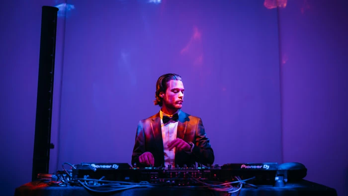 DJ per eventi aziendali: perché è diverso da un DJ da club | Mikevents