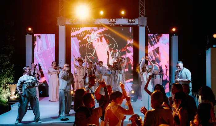 Wedding reception show with an LED wall, lights and live musicians on stage | Mikevents